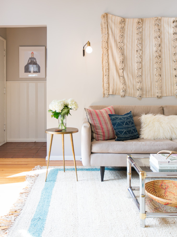 Idee per un soggiorno costiero con pareti beige, pavimento in legno massello medio e pavimento arancione