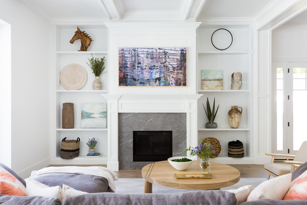 Großes, Offenes, Repräsentatives Maritimes Wohnzimmer mit weißer Wandfarbe, hellem Holzboden, Kamin und Kaminumrandung aus Stein in Los Angeles