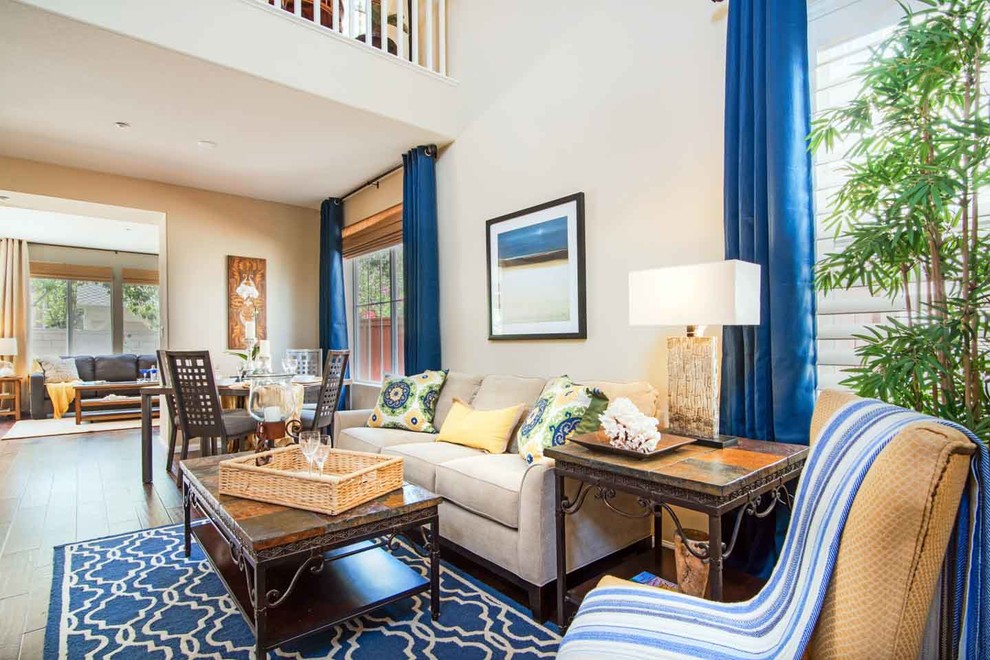 Maritimes Wohnzimmer mit beiger Wandfarbe und braunem Holzboden in Los Angeles