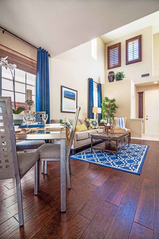 Foto di un soggiorno stile marino con pavimento in legno massello medio e pareti beige