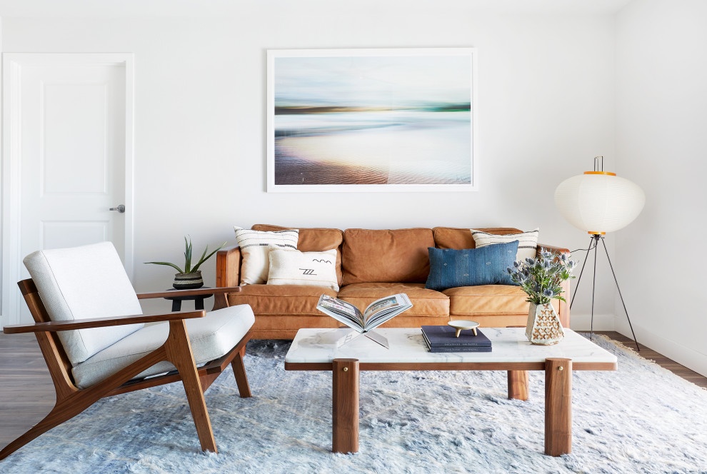 Immagine di un soggiorno contemporaneo di medie dimensioni e aperto con pareti bianche, parquet scuro e pavimento marrone