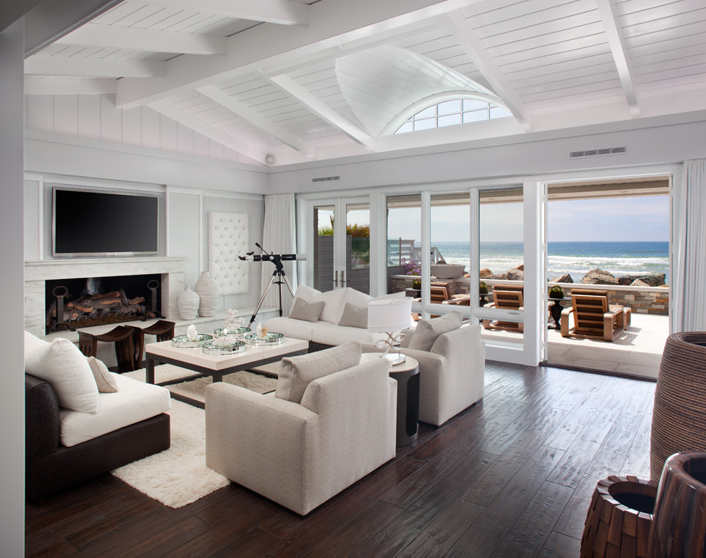 Идея дизайна: парадная гостиная комната в морском стиле с горизонтальным камином и телевизором на стене