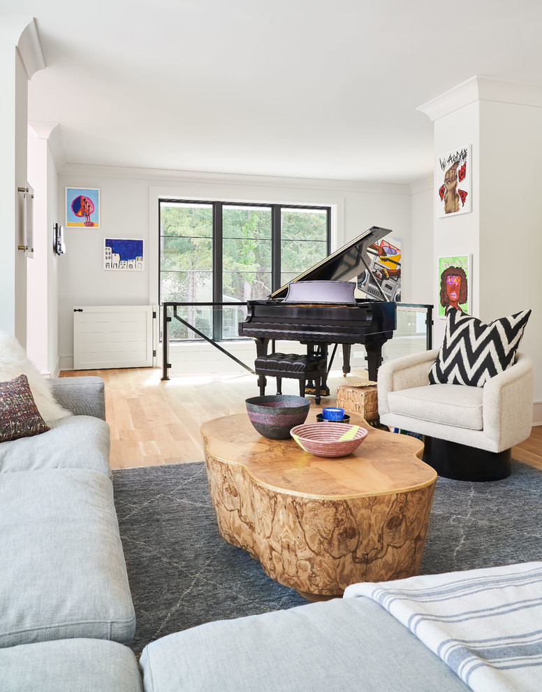 Aménagement d'un salon contemporain ouvert avec une salle de musique, un mur blanc, un sol en bois brun et un sol marron.
