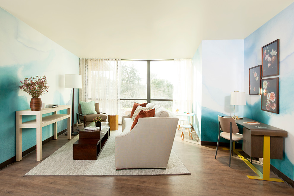 Idee per un soggiorno bohémian di medie dimensioni e aperto con pareti blu, pavimento in vinile, nessun camino, TV a parete e pavimento marrone