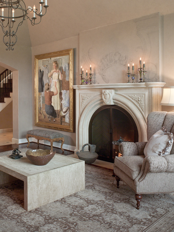 Immagine di un soggiorno tradizionale con pareti beige e camino classico