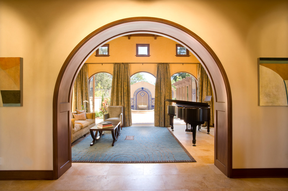 Foto di un soggiorno mediterraneo di medie dimensioni e chiuso con sala della musica, pareti beige e pavimento in pietra calcarea