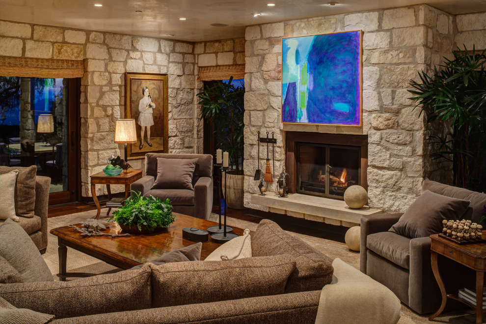 Пример оригинального дизайна: гостиная комната в стиле фьюжн с стандартным камином и ковром на полу без телевизора