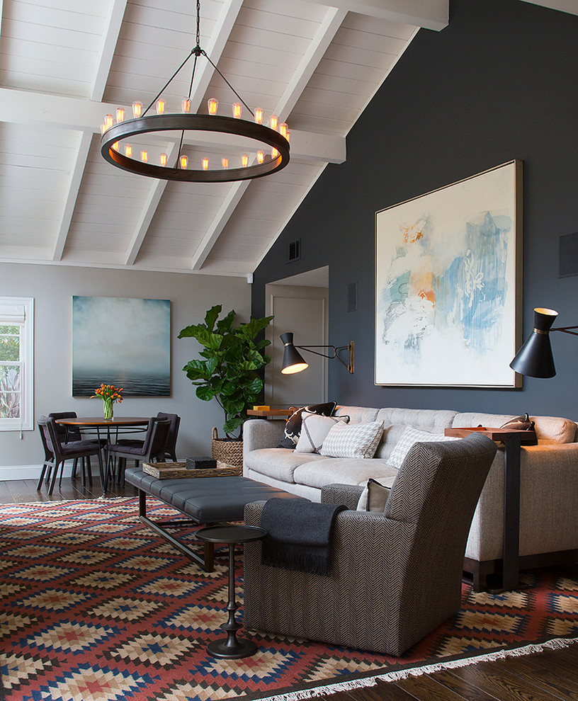 Пример оригинального дизайна: гостиная комната среднего размера в современном стиле с серыми стенами и темным паркетным полом
