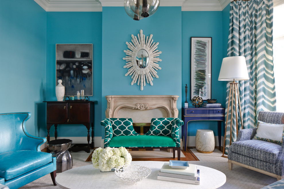 Idée de décoration pour un salon design avec un mur bleu.