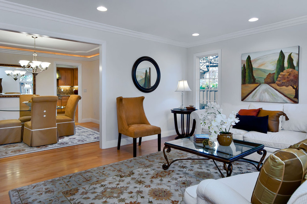 Immagine di un soggiorno contemporaneo con pareti bianche e pavimento in legno massello medio
