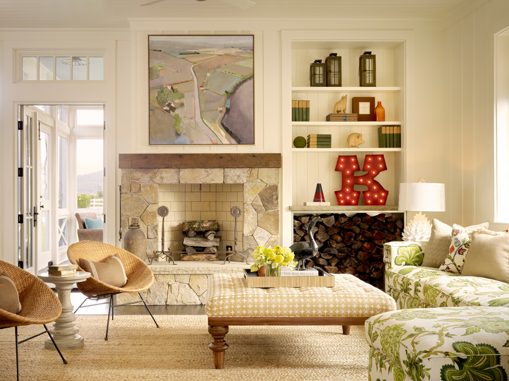 Repräsentatives Landhaus Wohnzimmer mit Kaminumrandung aus Stein, weißer Wandfarbe, Teppichboden und Kamin in San Francisco
