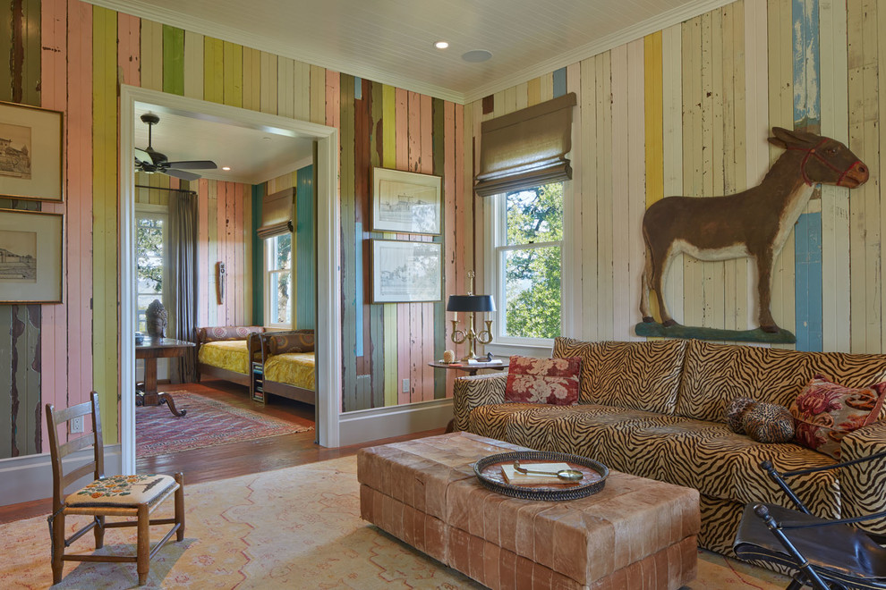 Idee per un soggiorno country chiuso con pareti multicolore e parquet scuro
