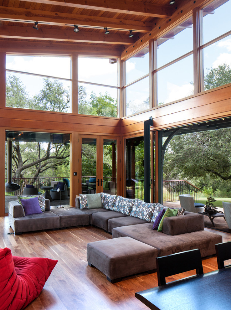 Offenes Rustikales Wohnzimmer mit braunem Holzboden in Austin