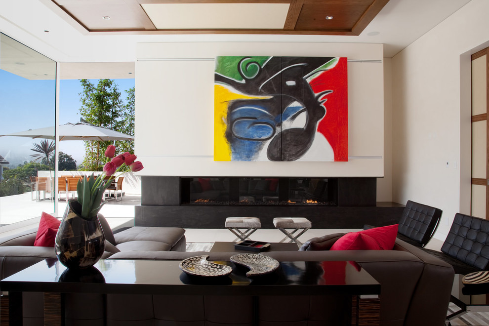 Repräsentatives Modernes Wohnzimmer mit beiger Wandfarbe und Gaskamin in San Diego