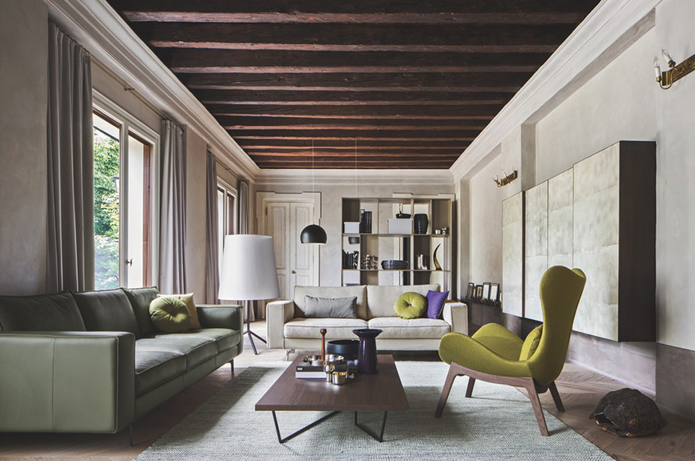 Diseño de salón para visitas abierto contemporáneo de tamaño medio sin chimenea y televisor con paredes grises, suelo de madera clara y marco de chimenea de hormigón