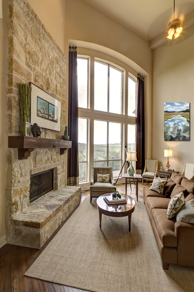 На фото: открытая гостиная комната среднего размера в классическом стиле с бежевыми стенами, паркетным полом среднего тона, стандартным камином и фасадом камина из камня