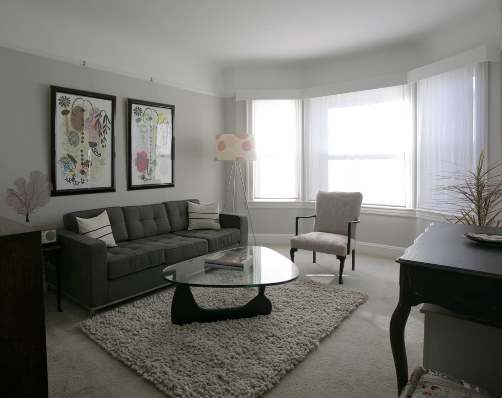 Immagine di un grande soggiorno moderno chiuso con sala formale, pareti grigie, moquette, nessun camino e nessuna TV