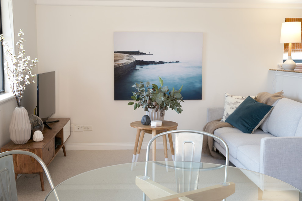 Esempio di un piccolo soggiorno nordico aperto con pareti bianche, moquette e pavimento beige