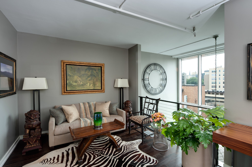 Источник вдохновения для домашнего уюта: двухуровневая гостиная комната в стиле фьюжн с серыми стенами