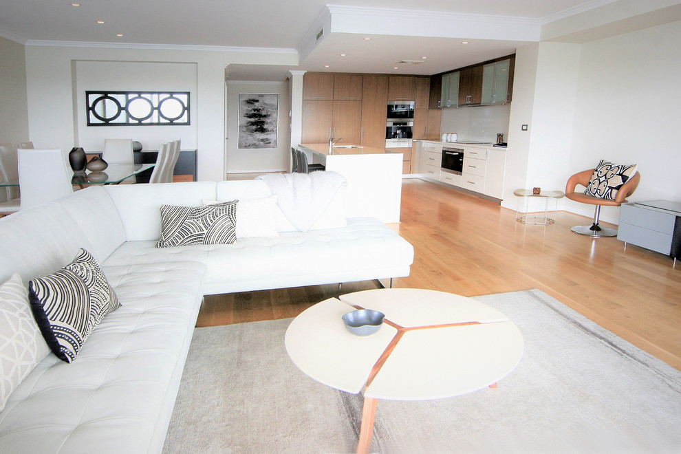 Esempio di un grande soggiorno minimalista aperto con sala formale, pareti bianche, parquet chiaro, TV a parete e pavimento giallo