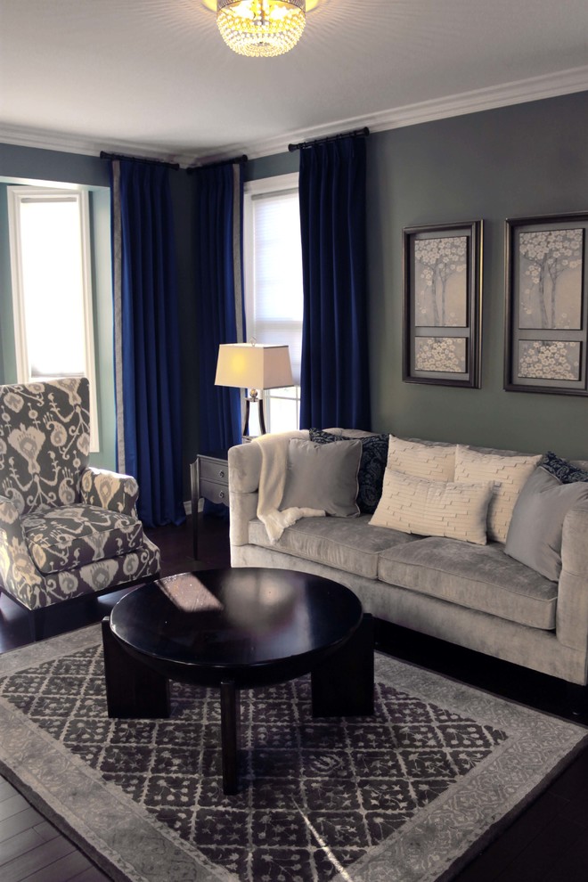 Свежая идея для дизайна: открытая гостиная комната среднего размера в стиле неоклассика (современная классика) с синими стенами и темным паркетным полом без камина, телевизора - отличное фото интерьера