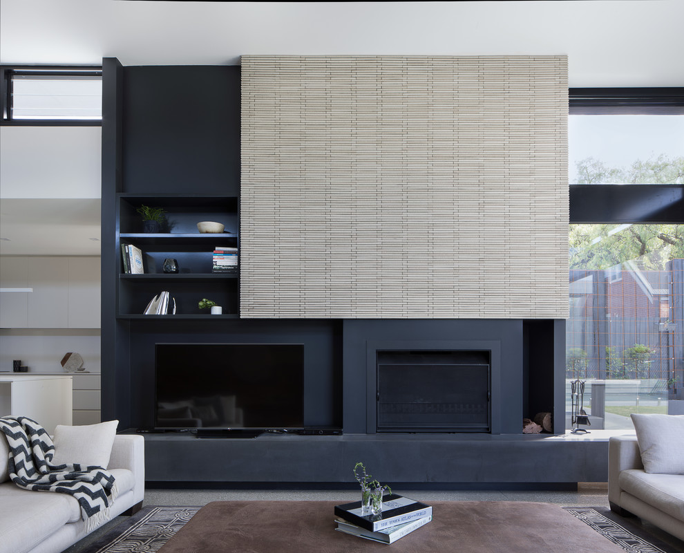Idée de décoration pour un grand salon minimaliste ouvert avec un mur noir, sol en béton ciré, une cheminée standard, un manteau de cheminée en carrelage et un téléviseur indépendant.
