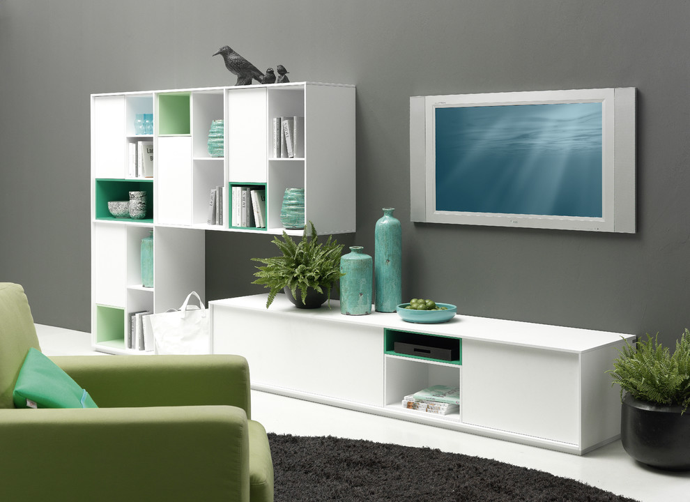 Ejemplo de biblioteca en casa abierta minimalista pequeña con paredes grises y televisor independiente