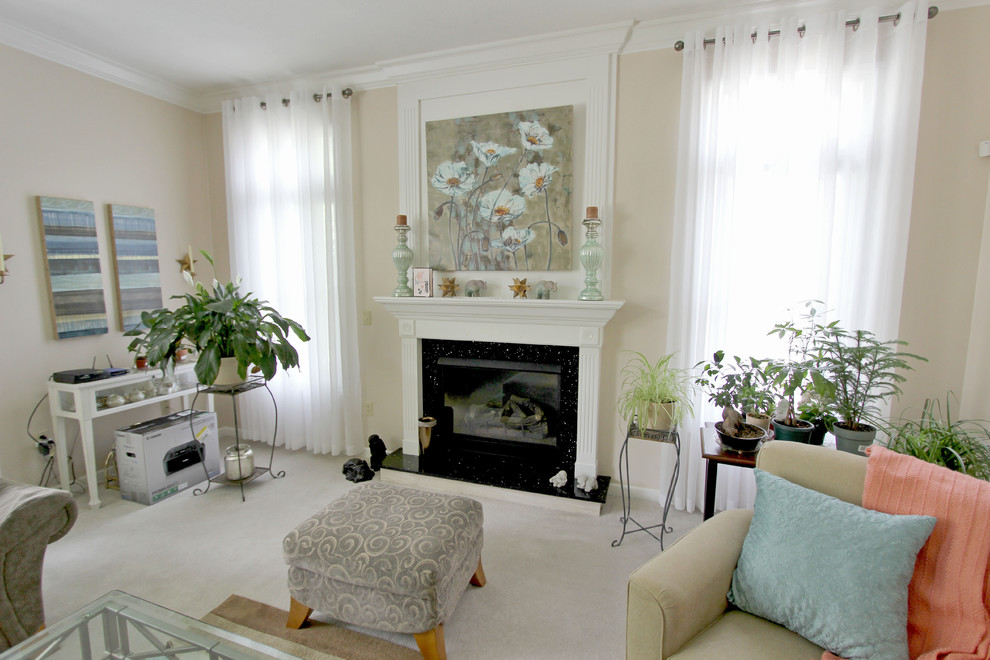 Стильный дизайн: гостиная комната в стиле неоклассика (современная классика) с стандартным камином и фасадом камина из камня - последний тренд