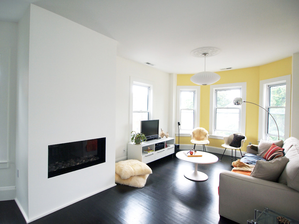 Imagen de salón moderno de tamaño medio con paredes amarillas y suelo de madera oscura