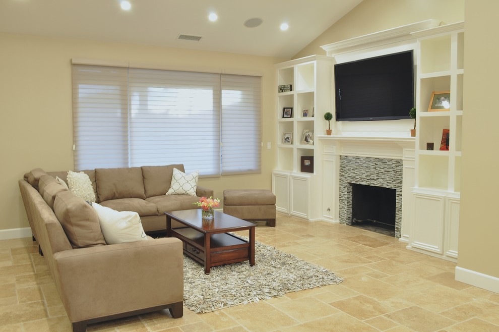 サンタバーバラにあるトランジショナルスタイルのおしゃれなLDK (壁掛け型テレビ、ベージュの壁、トラバーチンの床、標準型暖炉、タイルの暖炉まわり) の写真