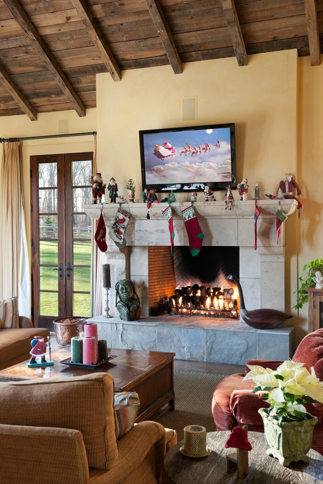 Foto di un soggiorno tradizionale con pareti gialle, camino classico e TV a parete