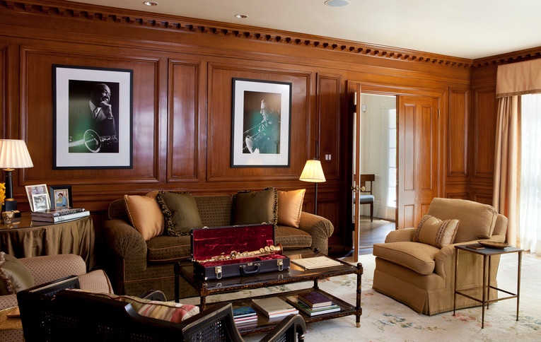Example of a classic living room design in Boston