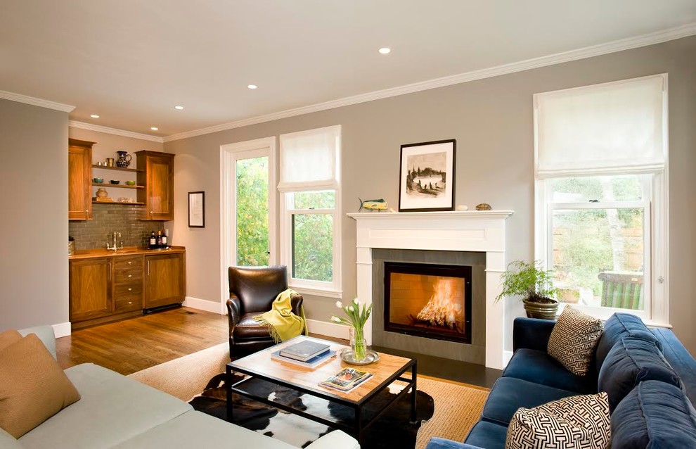 Mittelgroßes, Repräsentatives, Fernseherloses, Abgetrenntes Klassisches Wohnzimmer mit grauer Wandfarbe, braunem Holzboden und Kamin in Boston