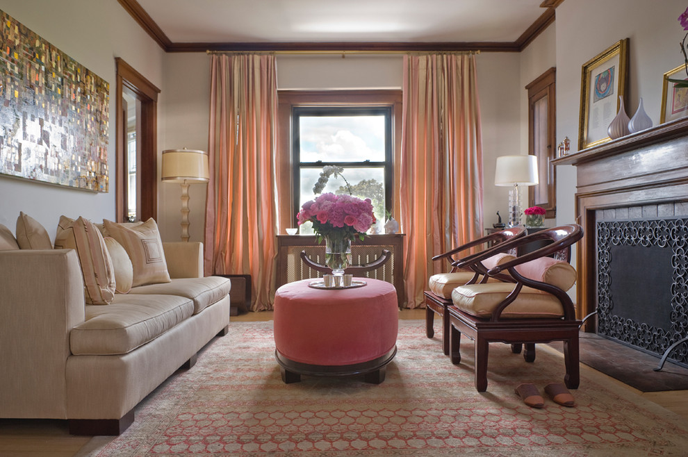 Идея дизайна: изолированная гостиная комната в классическом стиле с стандартным камином и ковром на полу