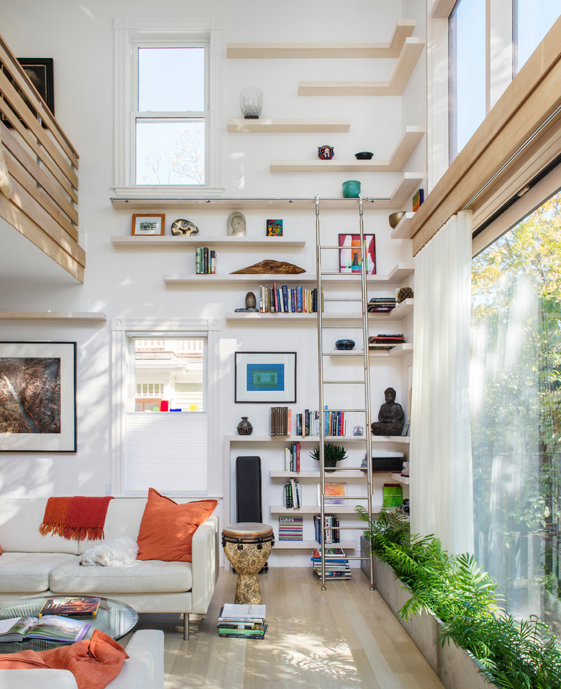 Modernes Wohnzimmer mit weißer Wandfarbe und hellem Holzboden in Boston