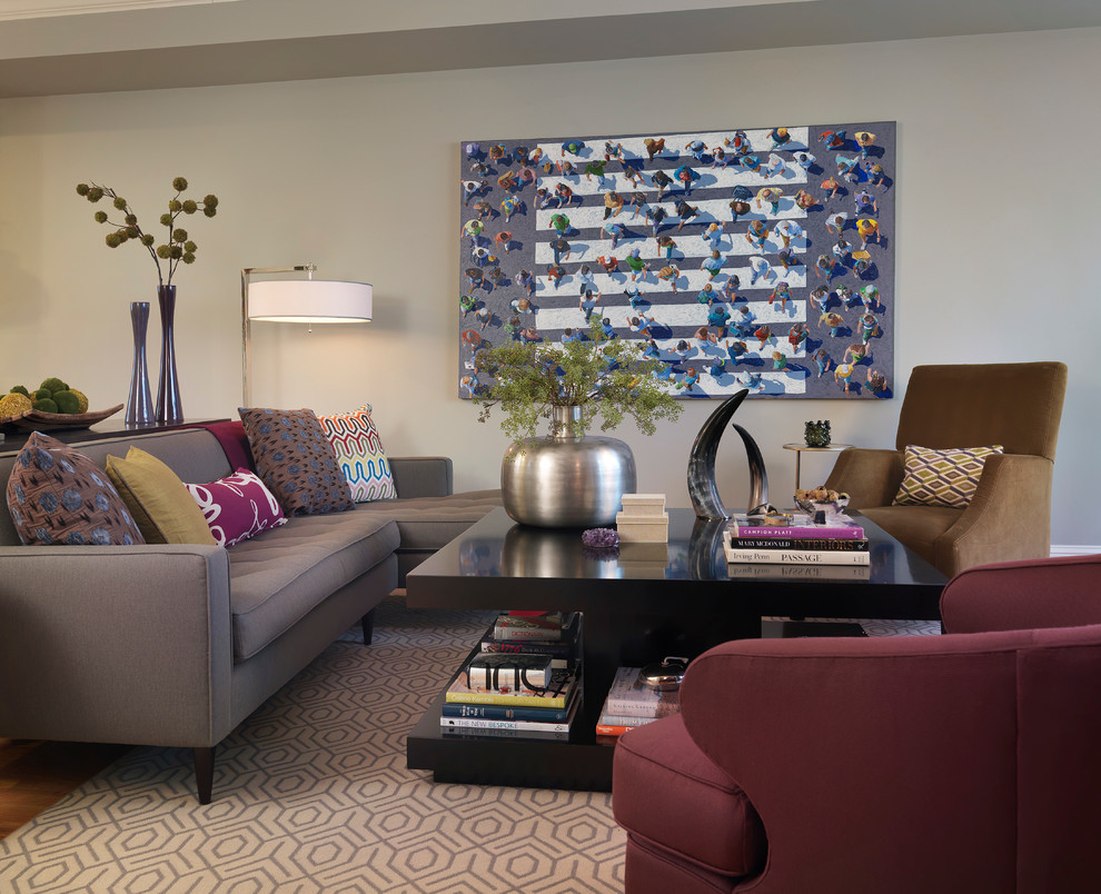 Mittelgroßes, Fernseherloses, Abgetrenntes Modernes Wohnzimmer ohne Kamin mit beiger Wandfarbe und Teppichboden in Boston