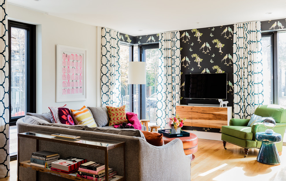 Eklektisches Wohnzimmer ohne Kamin mit bunten Wänden, hellem Holzboden und TV-Wand in Boston