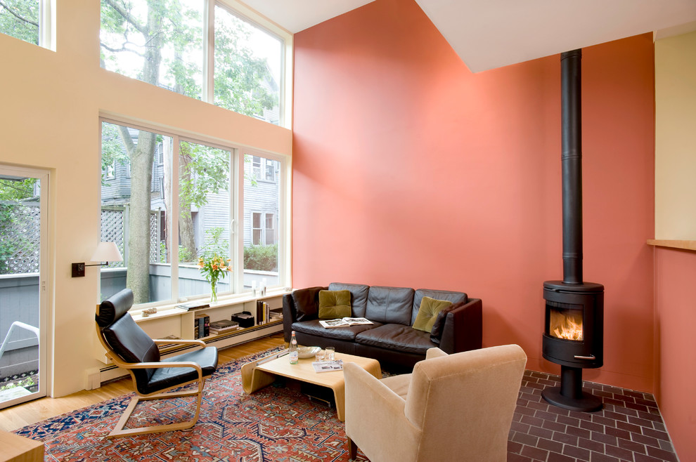 Imagen de salón para visitas abierto clásico renovado de tamaño medio sin televisor con paredes rosas, suelo de ladrillo y estufa de leña