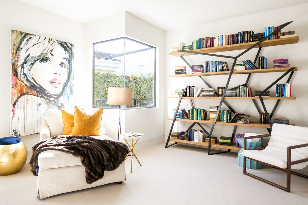 Idee per un soggiorno contemporaneo chiuso con pareti bianche e moquette