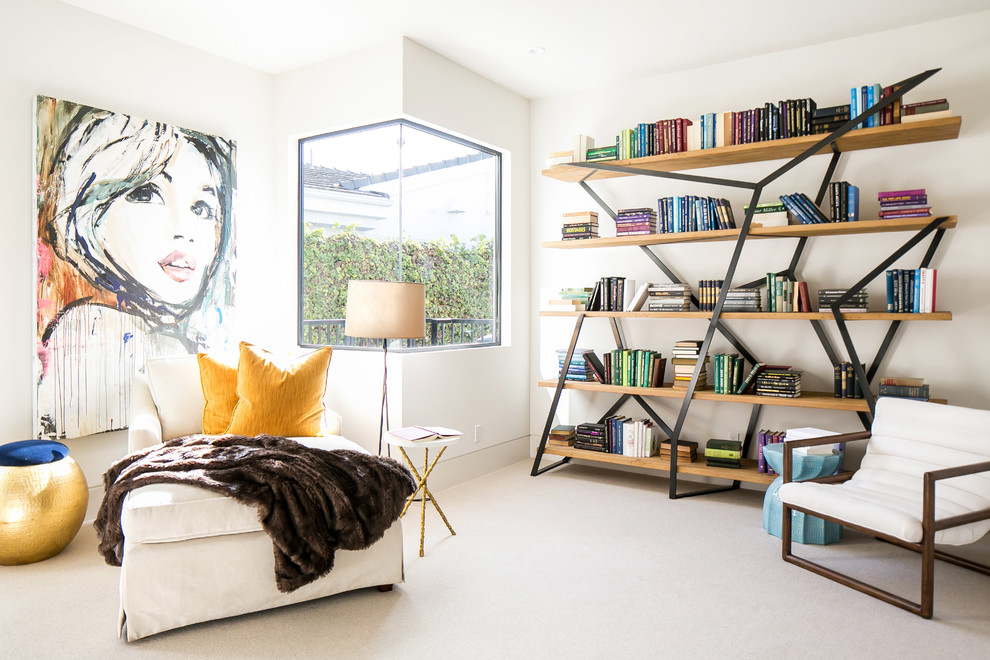 Réalisation d'un salon design fermé avec un mur blanc et moquette.