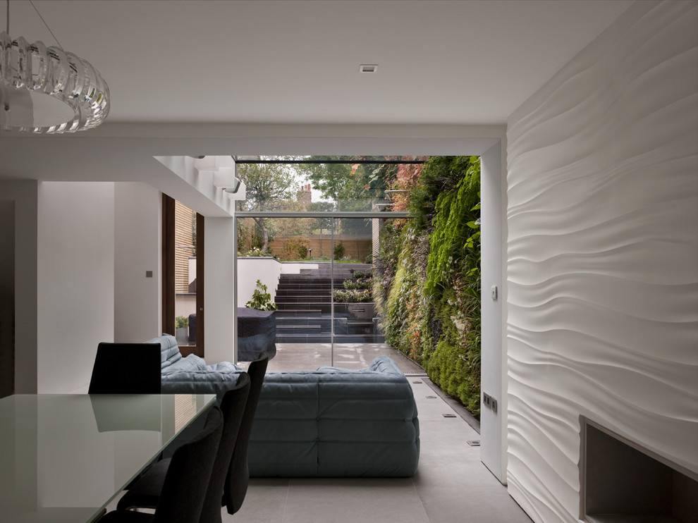 Idées déco pour un salon contemporain de taille moyenne avec un mur blanc, un sol en calcaire et une cheminée ribbon.