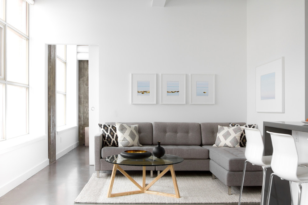Modelo de salón para visitas abierto minimalista de tamaño medio sin chimenea y televisor con paredes blancas, suelo de cemento, suelo gris y alfombra