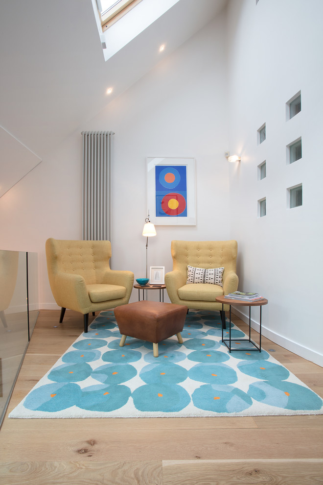 Immagine di un soggiorno design con pareti bianche, parquet chiaro e pavimento marrone