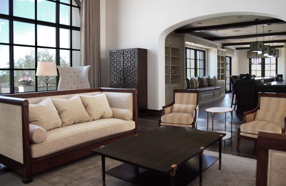 Idée de décoration pour un grand salon ouvert avec un mur blanc, parquet foncé, un sol marron et un plafond voûté.