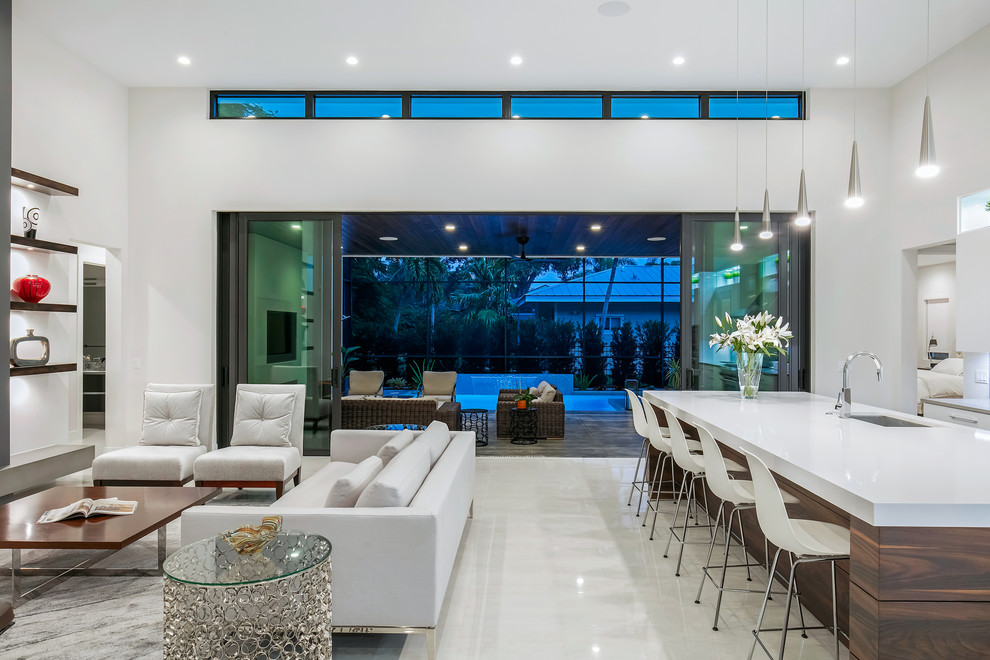 Mittelgroßes, Offenes Modernes Wohnzimmer mit weißer Wandfarbe, Porzellan-Bodenfliesen, Gaskamin, TV-Wand und weißem Boden in Tampa