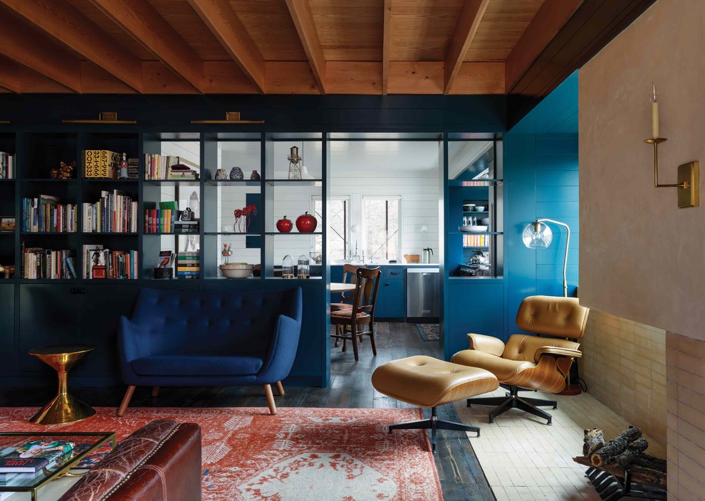 Idéer för mellanstora funkis vardagsrum, med blå väggar, mörkt trägolv, en dubbelsidig öppen spis, en spiselkrans i tegelsten och brunt golv