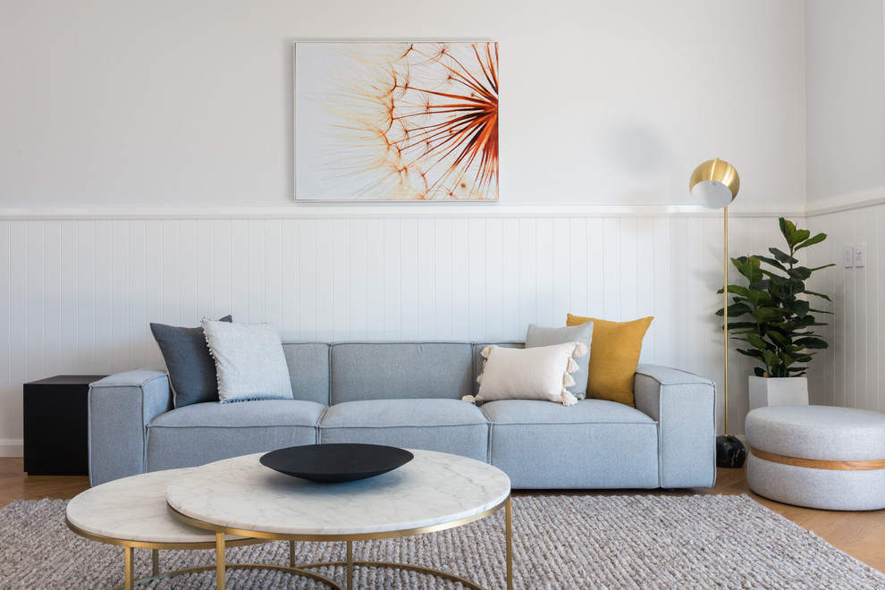 Foto di un soggiorno minimal con pareti grigie, pavimento in legno massello medio e pavimento marrone