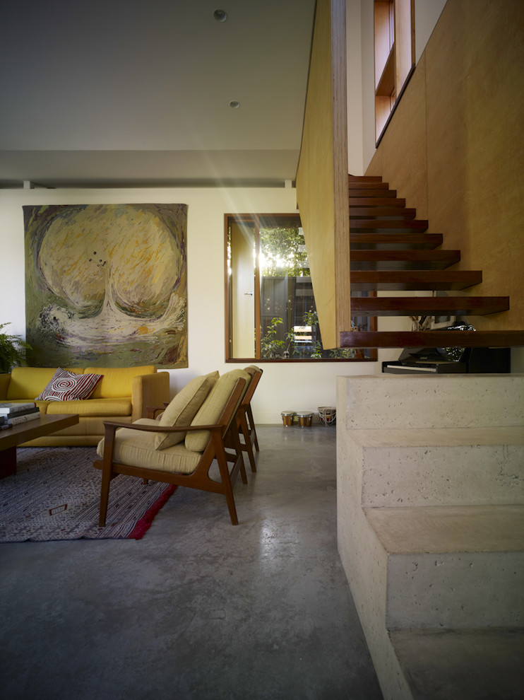 Свежая идея для дизайна: гостиная комната в современном стиле с белыми стенами и бетонным полом - отличное фото интерьера