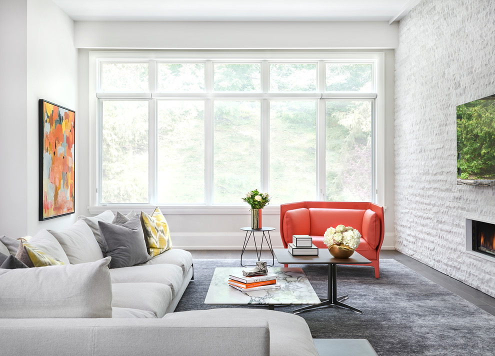 Großes, Offenes Modernes Wohnzimmer mit weißer Wandfarbe, dunklem Holzboden, Gaskamin, Kaminumrandung aus Stein, TV-Wand und schwarzem Boden in Toronto