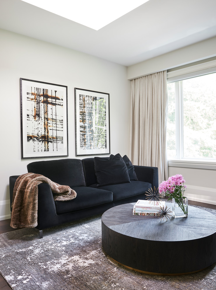 Großes Modernes Wohnzimmer mit weißer Wandfarbe, dunklem Holzboden und braunem Boden in Toronto